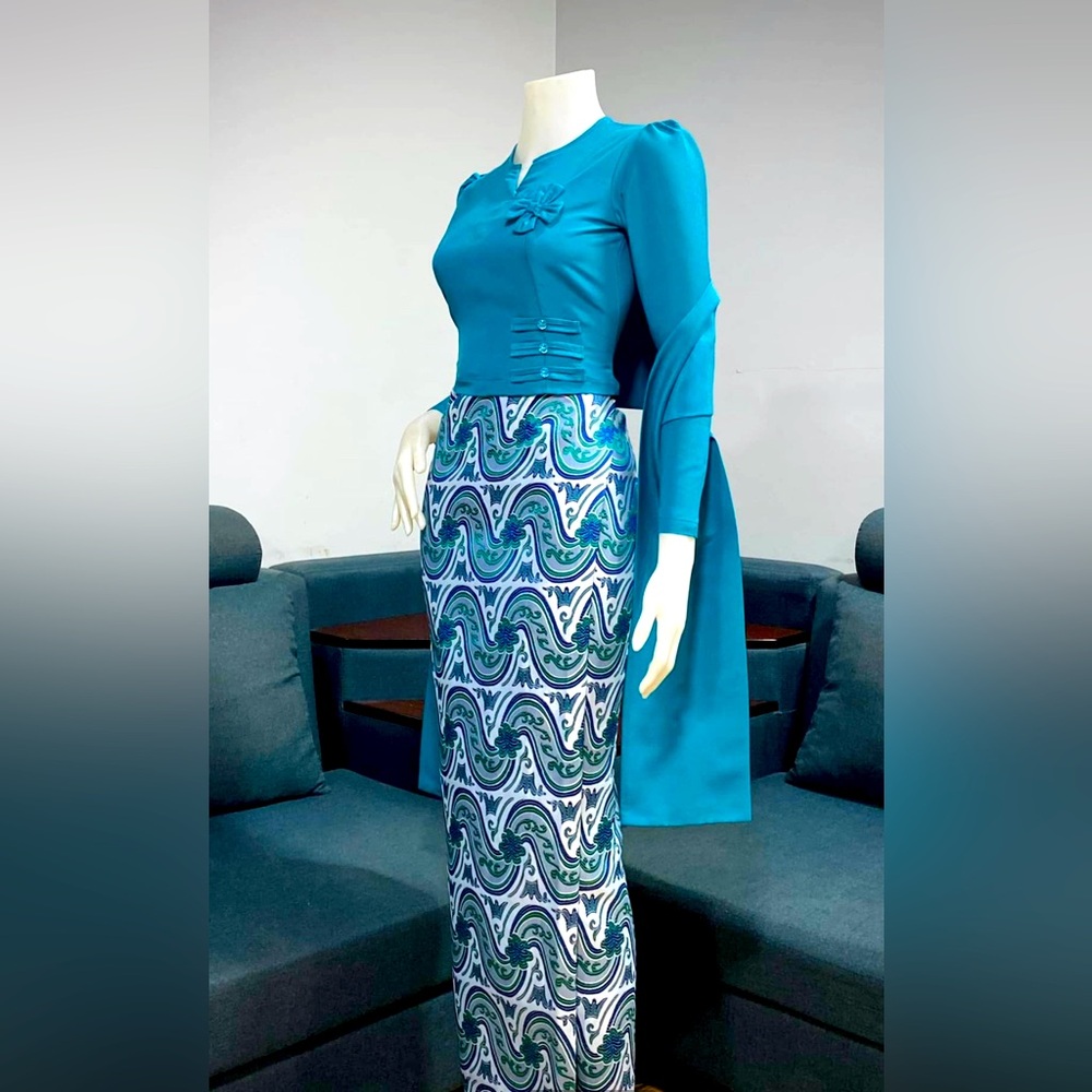 Luxury silk classic wave adjustable custom skirt with zippered top and shawl.NWT